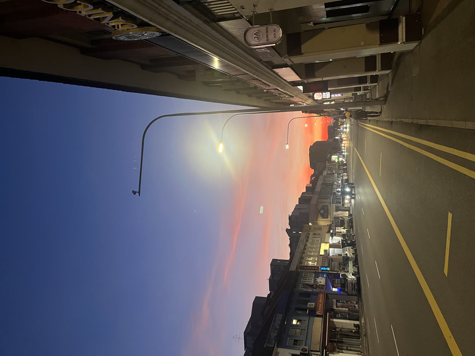 シンガポールの街並み — 夕暮れのショップハウス通り